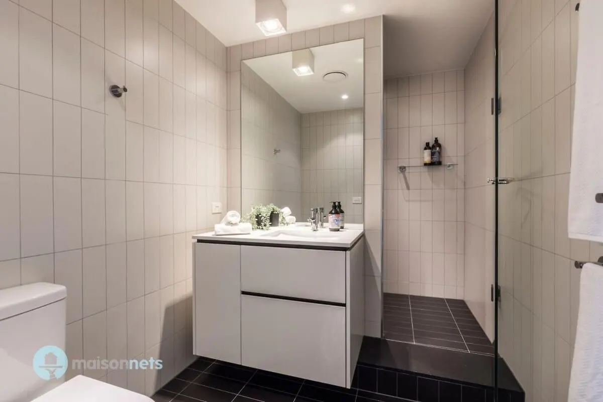 Modern 2 Bdrm Apt With Water Views 2X Car Spots Canberra