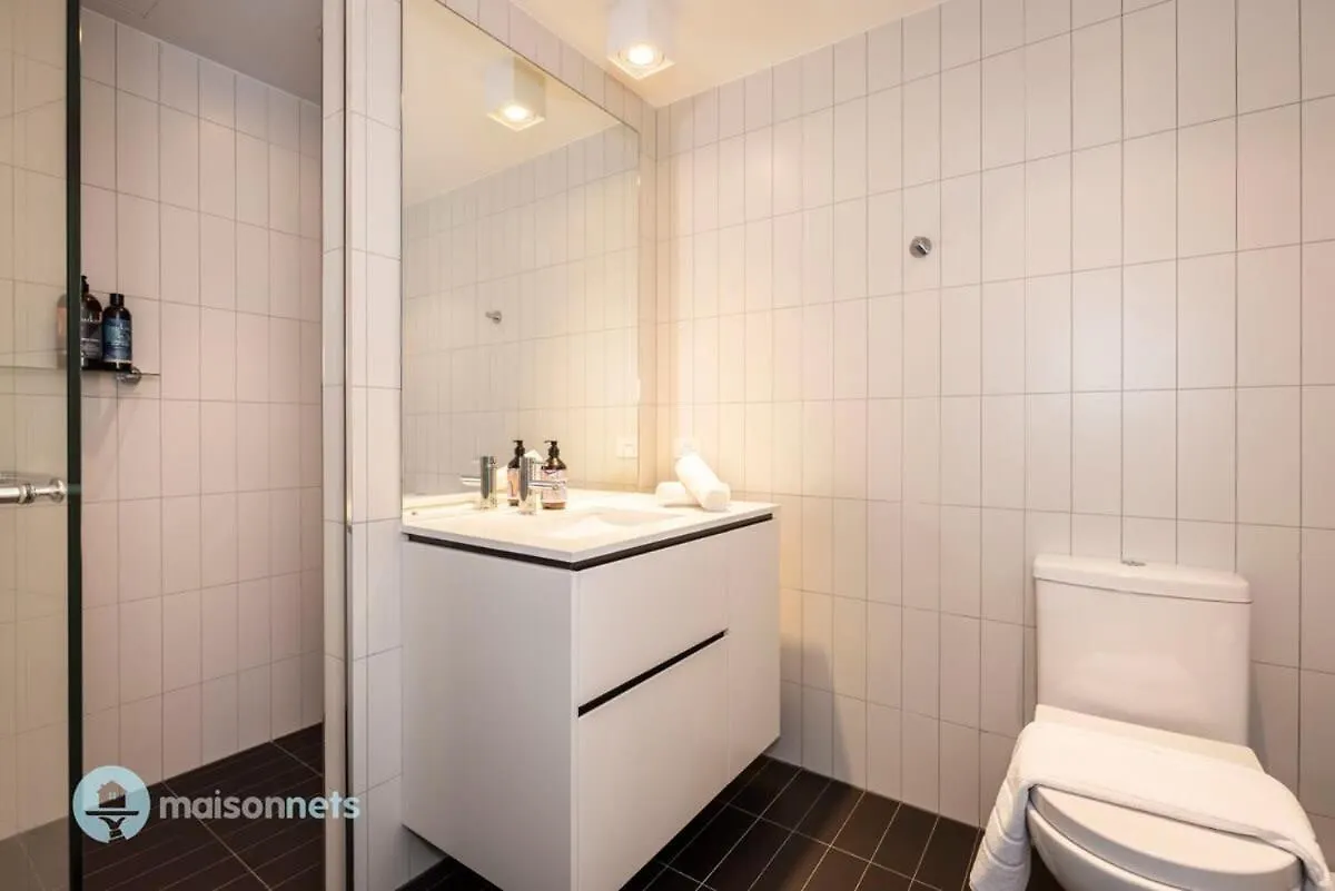 Modern 2 Bdrm Apt With Water Views 2X Car Spots Canberra 0*,