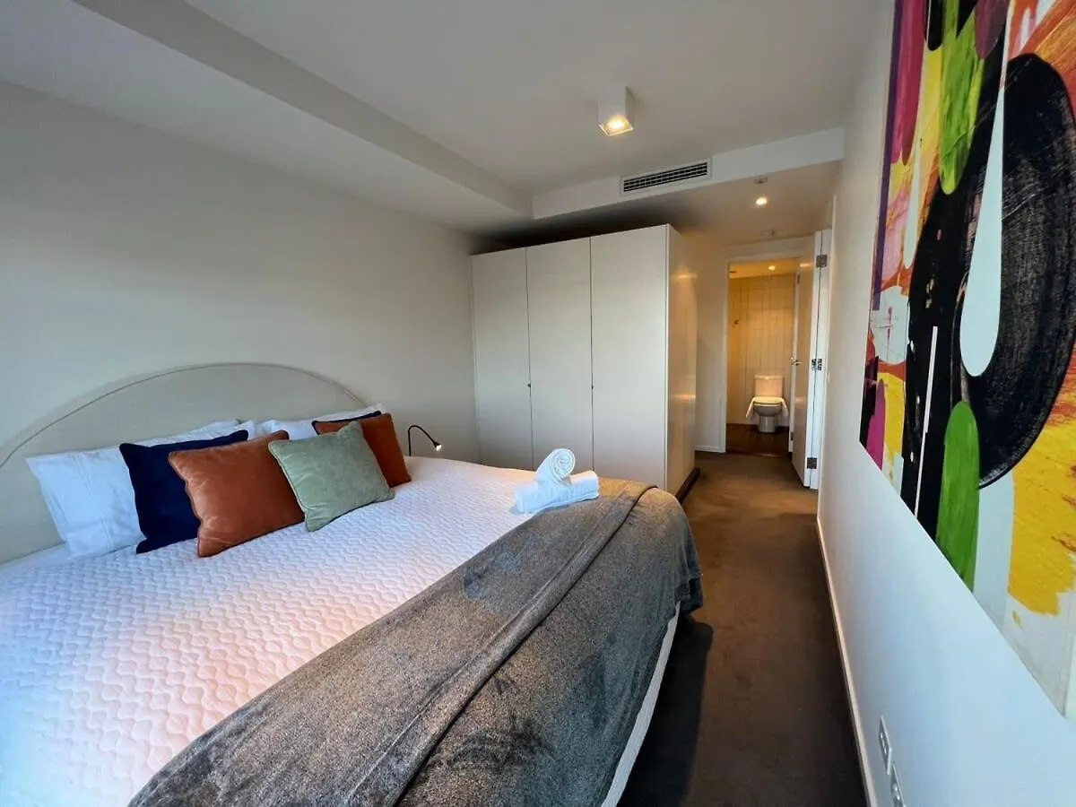 Modern 2 Bdrm Apt With Water Views 2X Car Spots Canberra