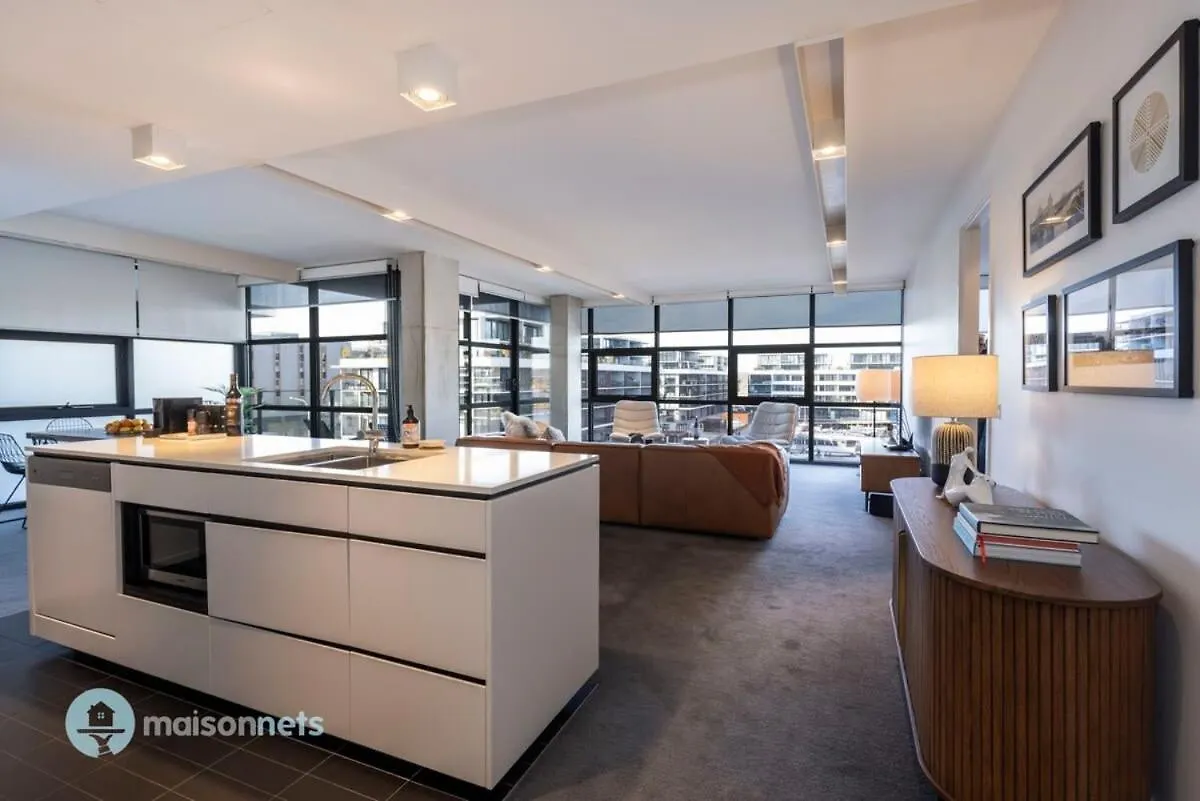 Modern 2 Bdrm Apt With Water Views 2X Car Spots Canberra Apartment