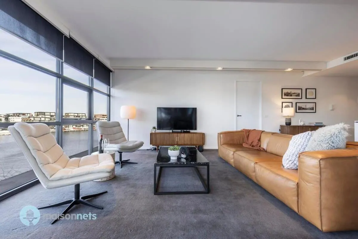 Modern 2 Bdrm Apt With Water Views 2X Car Spots Canberra Apartment