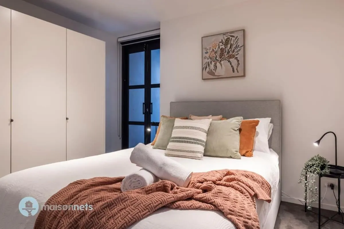 Modern 2 Bdrm Apt With Water Views 2X Car Spots Canberra